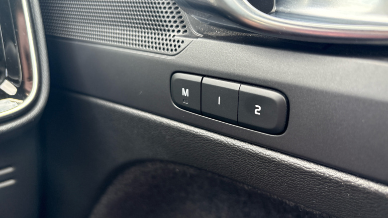 Volvo Xc40 2.0 B4P R DESIGN Pro 5dr Auto [7 speed] Petrol Estate